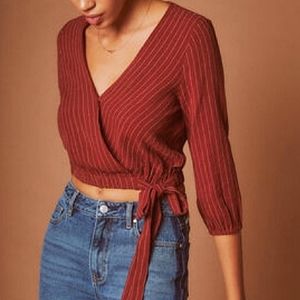 Me To We Maroon/White Striped V-Neck Faux Wrap 3/4 Sleeve Top Beach Gift Party